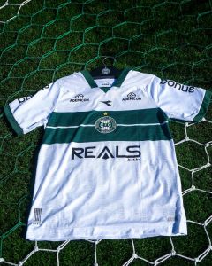 Com seu uniforme tradicional, Coritiba recebe o Cuiabá no Estádio Couto Pereira, em Curitiba