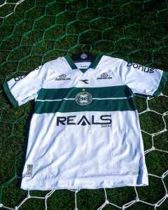 Com seu uniforme tradicional, Coritiba recebe o Cuiabá no Estádio Couto Pereira, em Curitiba