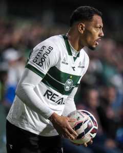 Alex Silva se machucou no empate do Coritiba contra o Atlético-GO pela Série B