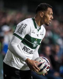 Alex Silva se machucou no empate do Coritiba contra o Atlético-GO pela Série B