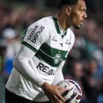 Titular do Coritiba sofre lesão e passa por cirurgia; veja tempo de recuperação
