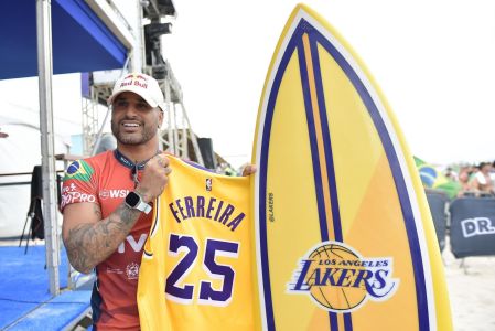 Italo Ferreira comemora classificação às oitavas da WSL