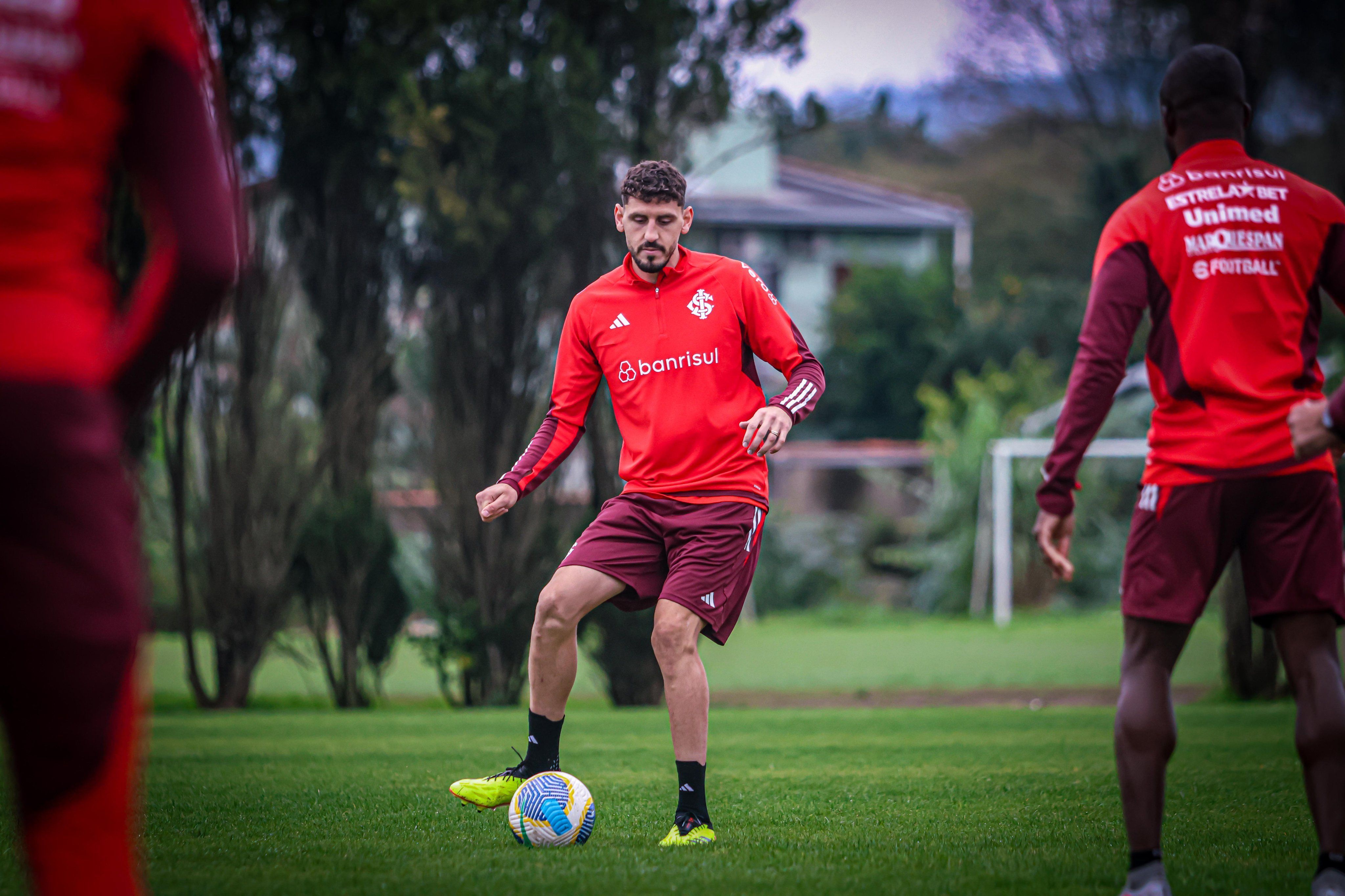 Novo zagueiro do Inter, Agustín Rogel treina pela primeira vez no clube
