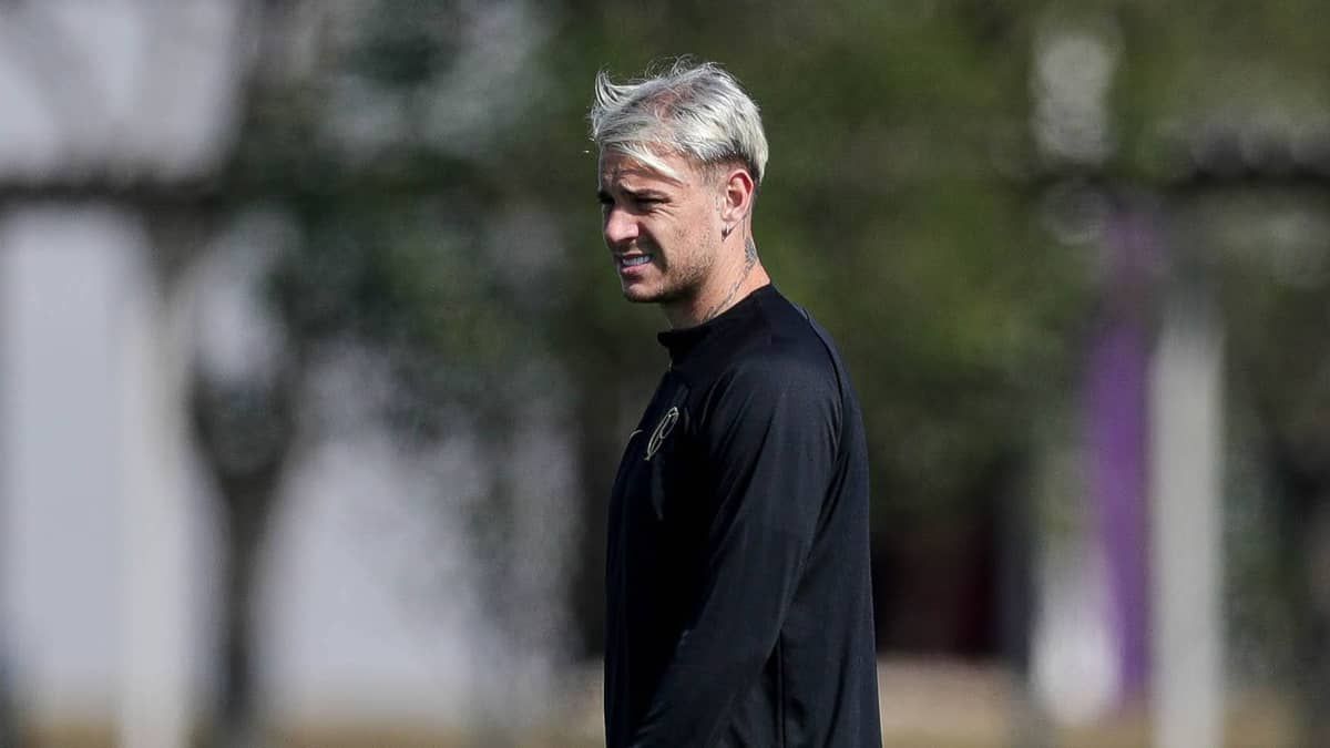 Torcedores do Corinthians se mobilizam com pix para manter Róger Guedes