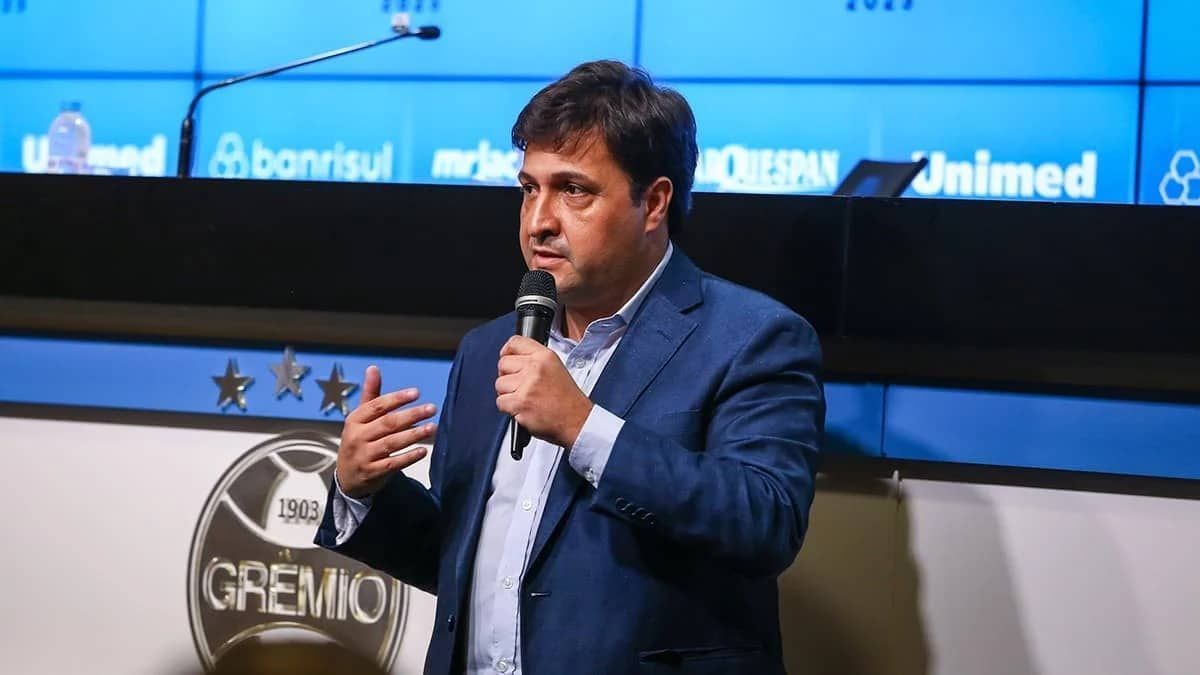 Presidente do Grêmio fala sobre Suárez: 'É grave, está chegando no limite'