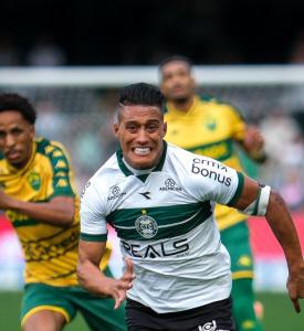 Sebastián Gómez em ação pelo Coritiba contra o Cuiabá, antes de cair no túnel