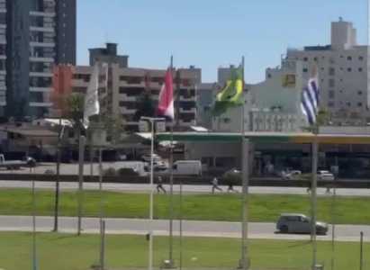 Torcedores do Santos correram pela estrada da BR-101 para realizar emboscada contra organizadas do Internacional