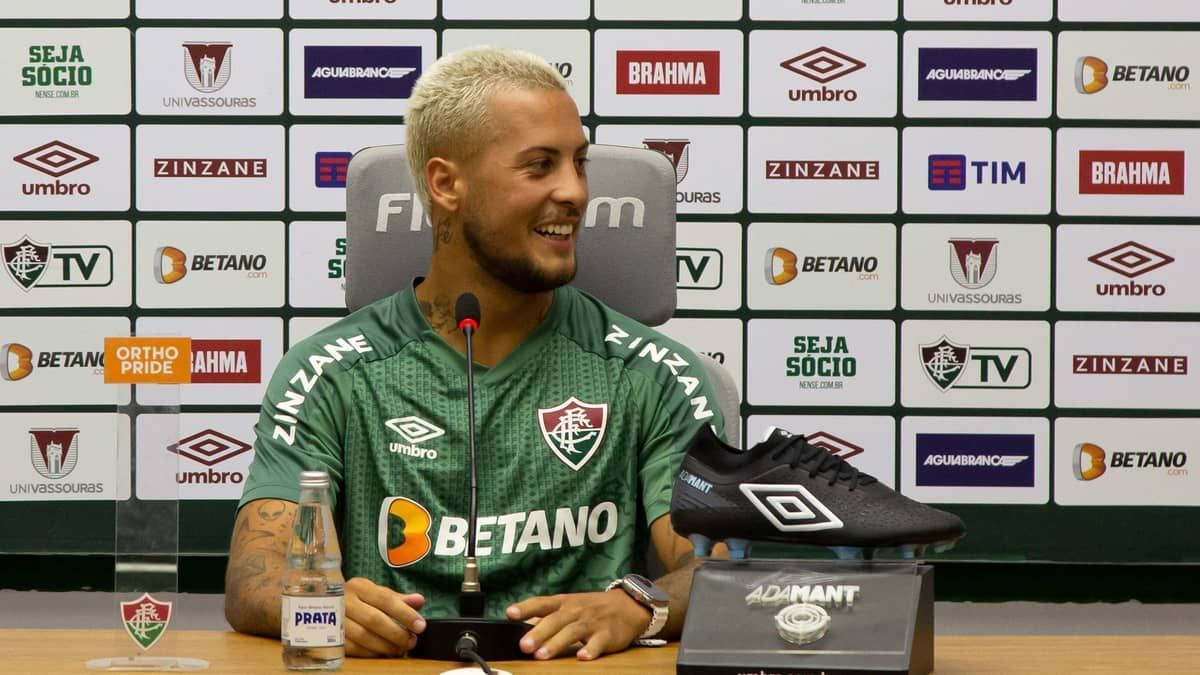 Guga, ex-Atlético, é oficialmente apresentado pelo Fluminense 