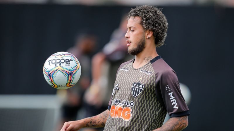 Ex-meia relembra vaias da torcida do Atlético para Guga: 'Tocávamos nele de sacanagem'