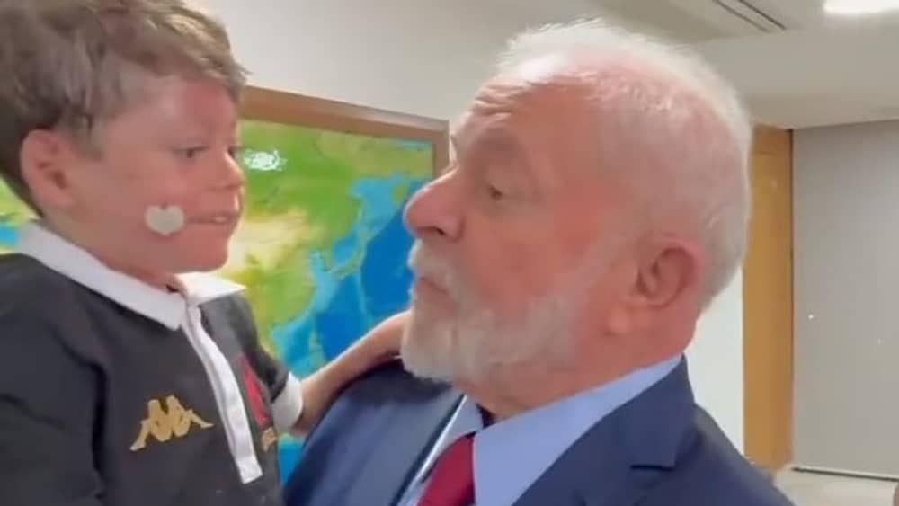 Torcedor mirim do Vasco visita Lula, que brinca: 'Corintiano em São Paulo'