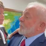 Torcedor mirim do Vasco visita Lula, que brinca: 'Corintiano em São Paulo'