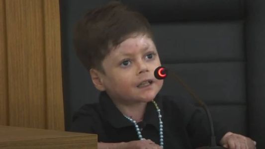 Gui, de 8 anos, puxou grito de 'casaca' na Câmara Municipal