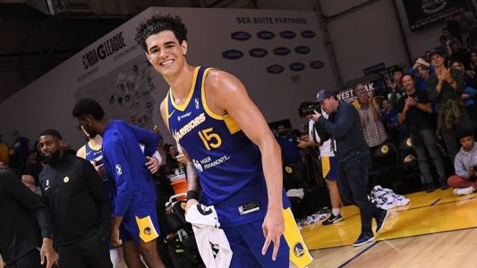 Gui Santos com a camisa do Santa Cruz Warriors, no primeiro ano após ser draftado pelo Golden State