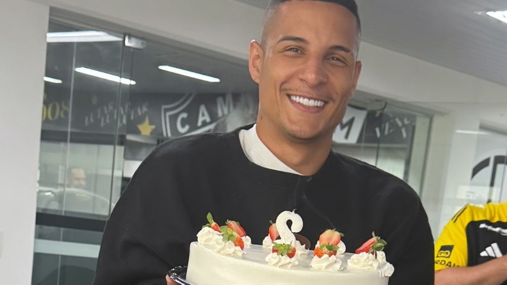 Aniversariante, Guilherme Arana ganha bolo em reapresentação do Atlético