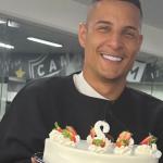 Aniversariante, Guilherme Arana ganha bolo em reapresentação do Atlético
