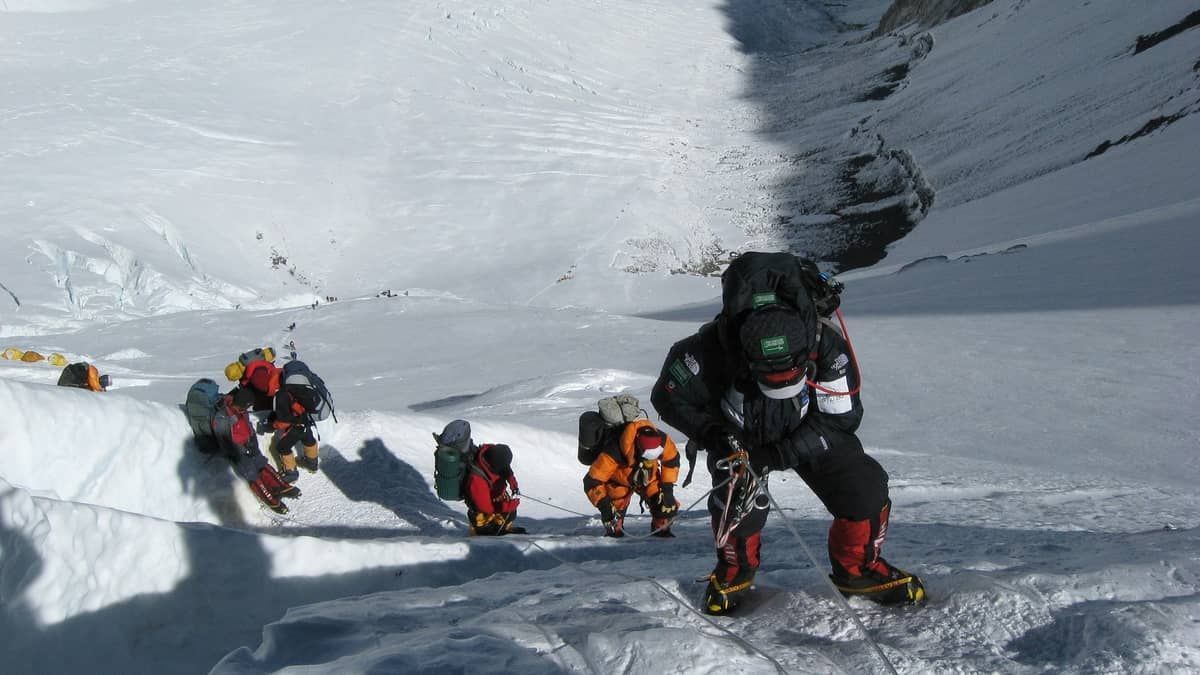 Resgate suspende busca de três alpinistas desaparecidos no Everest