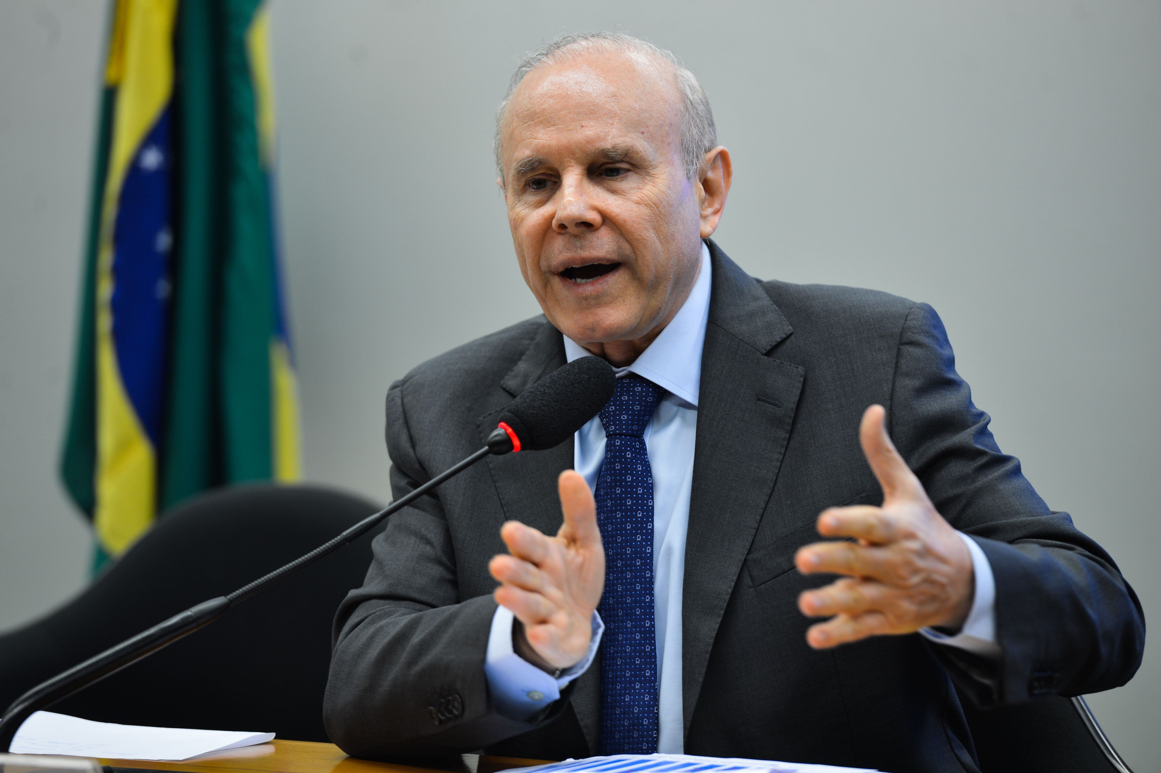 Presidente do PT, Gleisi sai em defesa de Guido Mantega para CEO da Vale
