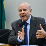 Presidente do PT, Gleisi sai em defesa de Guido Mantega para CEO da Vale