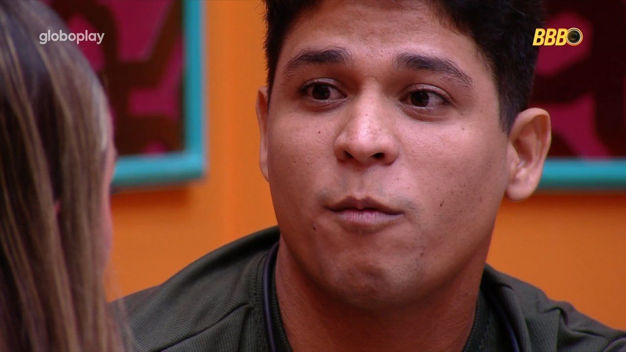 No BBB 25, Guilherme confronta Renata após falas no ao vivo: 'não tem ideia'