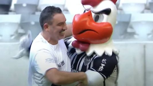 Guilherme Alves comemorou com o Galo Doido um dos gols no Lendas do Galo