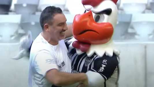 Guilherme Alves comemorou com o Galo Doido um dos gols no Lendas do Galo