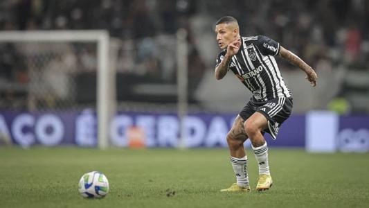 Guilherme Arana criou chances de gol para o Atlético contra o Bragantino