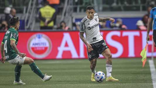 Guilherme Arana em ação contra o Palmeiras, no Allianz Parque