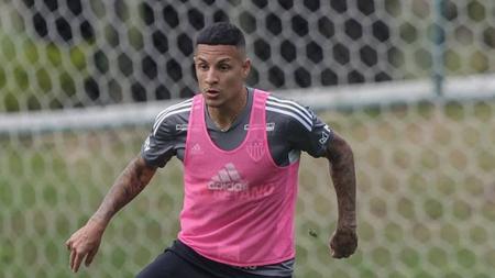 Guilherme Arana está liberado para enfrentar o Athletico-PR