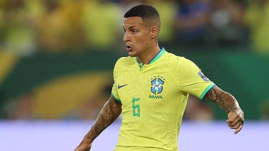 Guilherme Arana jogou pouco na derrota da Seleção Brasileira