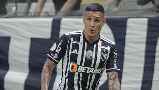 Guilherme Arana, lateral-esquerdo do Atlético, deve começar a partida contra o Palmeiras