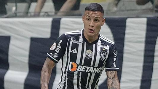 Guilherme Arana, lateral-esquerdo do Atlético, deve começar a partida contra o Palmeiras