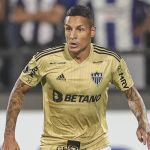 Arana volta a jogar pelo Atlético após nove meses e é carregado por Coudet