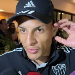 Arana consegue jogar os 90 minutos do clássico? Jogador do Atlético avalia condições