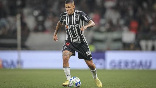 Guilherme Arana retornou ao gramado do Mineirão neste sábado (10)