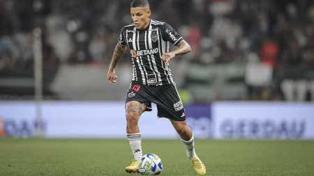 Guilherme Arana retornou ao gramado do Mineirão neste sábado (10)