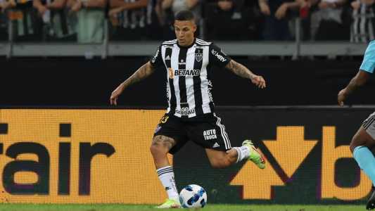 Guilherme Arana se lesionou em setembro de 2022, no duelo contra o Bragantino