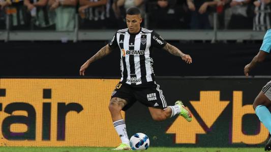 Guilherme Arana se lesionou em setembro de 2022, no duelo contra o Bragantino