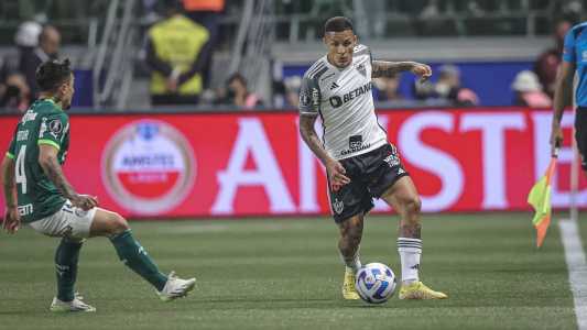 Guilherme Arana voltou ao Brasil e reforçará o Atlético para encarar o Palmeiras