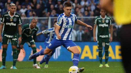 Guilherme Bissoli em ação pelo Avaí contra o Palmeiras, pela Série A de 2022