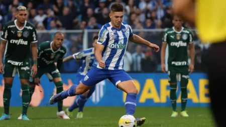 Guilherme Bissoli em ação pelo Avaí contra o Palmeiras, pela Série A de 2022