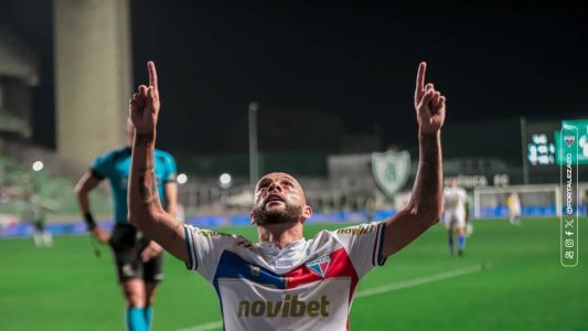 Guilherme comemora o primeiro gol que fez na partida contra o América, em Belo Horizonte