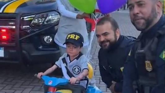 Guilherme é fã da Polícia Rodoviária Federal e recebeu uma surpresa dos agentes