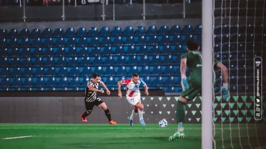 Guilherme faz a jogada que resultou no gol do Fortaleza contra o Libertad, na terça-feira
