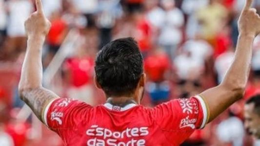 Guilherme Parede comemora gol do Vila Nova contra o Novorizontino