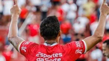 Guilherme Parede comemora gol do Vila Nova contra o Novorizontino