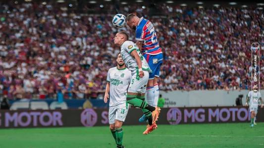 Guilherme sobe para fazer o primeiro gol do Fortaleza na vitória sobre o América, no Castelão