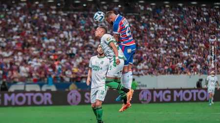 Guilherme sobe para fazer o primeiro gol do Fortaleza na vitória sobre o América, no Castelão
