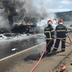 Duas pessoas morrem em acidente entre caminhões na BR-365, interior de Minas