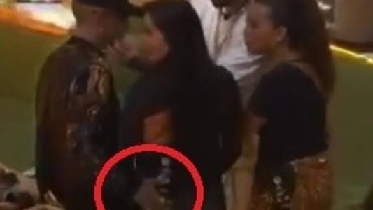 Guimê toca nádega de Dania enquanto conversa com sisters