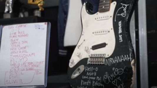 Fender Stratocaster foi destruída por Kurt Cobain durante apresentação